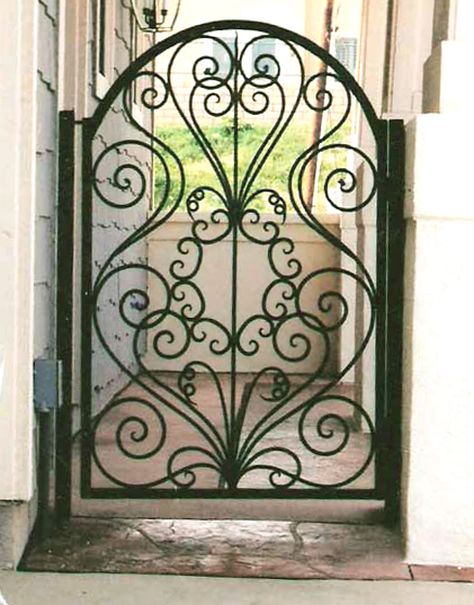 Ironwork gate Gate Anime, Wrought Iron Gate Designs, Tor Design, Iron Garden Gates, Yard Gate, Wrought Iron Design, Wrought Iron Decor, Steins Gate, Iron Gate Design