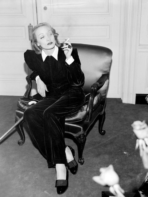 Marlene Dietrich in the 30's dressed in a suit, from a site disusing the female dandy Dandy Style, Greta Garbo, Velvet Suit, Marlene Dietrich, 1930s Fashion, Old Hollywood Glamour, Hollywood Glamour, Up Girl, Classic Hollywood