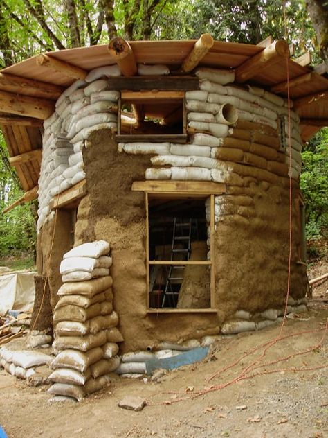 Eco Construction, Earth Bag Homes, Silo House, Earth Bag, Earthship Home, Earth Sheltered, Small Building, Natural Homes, Cob House