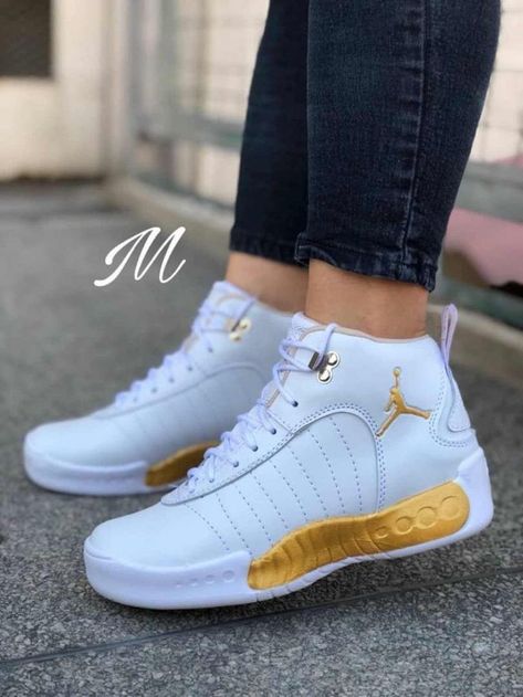 Casual Shoes Women Sneakers, Jordan Shoes Girls, Jordan Shoes Retro, Chic Sneakers, Shoes Sneakers Jordans, Nike Air Shoes, Fashion Shoes Sneakers, Cute Nike Shoes, Shoes Air