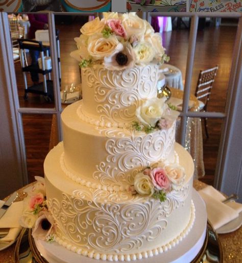 Buttercream wedding cake! Torturi Baby Shower, White Flower Cake Shoppe, Wedding Cake With Flowers, Cake With Flowers, Wedding Cakes Elegant, Wedding Cake Photos, Classic Wedding Cake, Buttercream Wedding Cake, Gorgeous Wedding Cake