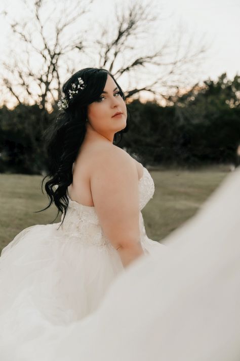 Plus Size Brides Photography, Plus Size Bridal Photography Poses, Poses For Plus Size Brides, Plus Size Wedding Poses Curvy Bride, Bridal Portraits Plus Size, Wedding Pictures Plus Size Bride, Plus Size Bridal Pictures, Wedding Poses For Plus Size Couples, Plus Size Bridal Photography