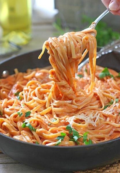 Tomato Pasta being served with a fork Pasta With Tomato Cream Sauce, Tomato Cream Sauce Pasta, Cream Sauce Pasta, Tomato Cream Sauce, Salad Pasta, Tomato Pasta, Goulash, Idee Pasto Sano, Rigatoni