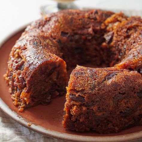 It doesn't get more comforting than this plum pudding recipe when it comes to holiday desserts. It's tender, moist and perfectly sweetened with the help of chewy dried fruits. Plum Pudding Recipe, Classic Christmas Recipes, Plum Dessert, Trendy Recipes, Chocolate Cream Pie Recipe, Xmas Pudding, Christmas Pudding Recipes, Traditional Christmas Food, Plum Recipes