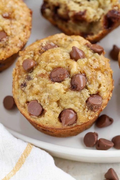 These incredible Banana Chocolate Chip Muffins are loaded with bananas, sweetened with brown sugar, and filled with lots of chocolate chips! Chocolate Chip Banana Muffins, Oatmeal Chocolate Chip Muffins, Oatmeal Muffin Recipes, Plate Recipes, Banana Oatmeal Muffins, Banana Oat Muffins, Chocolate Chip Banana, Banana Chocolate Chip Muffins, Oatmeal Muffins