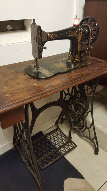 1892 Singer Sewing Machine With Coffin Lid | Collectors Weekly Old Sewing Machine, Sewing Machine Repair, Treadle Sewing Machines, Antique Sewing Table, Old Sewing Machines, Vintage Sewing Machines, Singer Sewing Machine, Singer Sewing, Sewing Machines