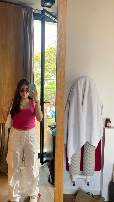 pink and white fit/ cargo pants/ summer/ pink glasses/ mirror pic White Pants Pink Top Outfit, Pink Top Outfit, Parachute Pants Outfit, White Cargo Pants, Cargo Pants Outfit, Causual Outfits, Pink Outfit, Pink Hoodie, Casual Style Outfits