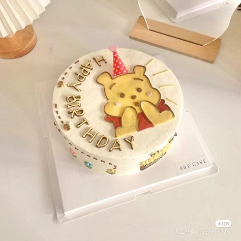 Winnie The Pooh Bento Cake, Easy Winnie The Pooh Cake, Birthday Cake Winnie The Pooh, Winnie Pooh Cake, Winnie The Pooh Birthday Cake, Pooh Birthday Cake, Kue Disney, Alcohol Cake, Birthday Cake Gift