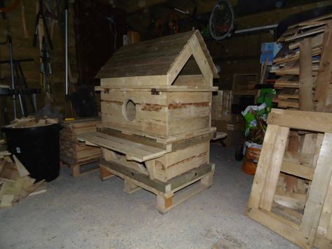 This cathouse was made on request of a friend who has 6 cats that live mostly outside... they get all the love and care they need but prefer to live outside... and off course if i can build something that helps animals... I'm all up for it :)  #AnimalPalletHouse, #PalletCatTree, #RecyclingWoodPallets #AnimalPalletHousesPalletSupplies Pallet Cat House, Pallet Dog House, Outdoor Cat Shelter, Feral Cat House, Cat Houses Indoor, Cat House Diy, 1001 Pallets, Pallet House, Outdoor Cat House