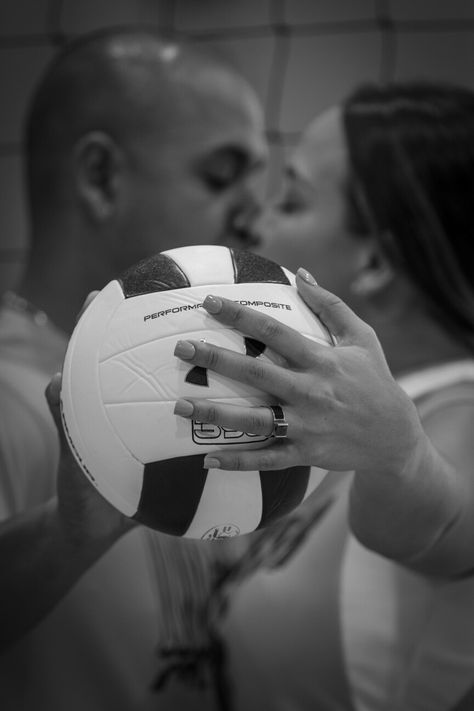 Volleyball Wedding #volleyball #volleyballwedding #blackandwhite #sportwedding Volleyball Engagement Photos, Volleyball Couple Goals, Wedding Volleyball, Volleyball Wedding, Volleyball Couple, Volleyball Photography, Football Poses, Volleyball Photos, Teenage Couples