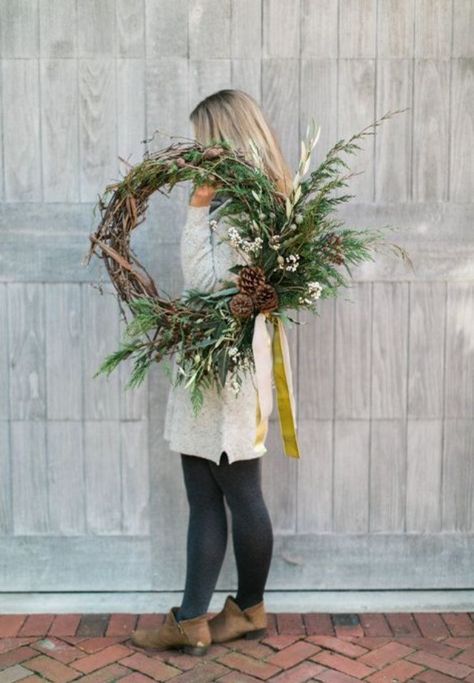 Julkransar Diy, Winter Wreath Diy, Wreath Project, Diy Christmas Wreaths, Xmas Wreaths, Winter Diy, Noel Christmas, Christmas Wreaths Diy, Wreath Crafts