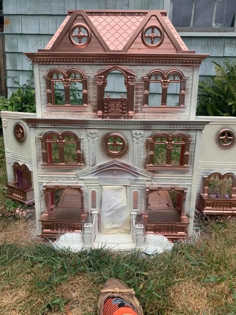 Christmas Dollhouse Diy, Painted Doll House, Doll House Into Haunted House, Dollhouse To Haunted House, Barbie House Turned Haunted House, Veggie Stand, Halloween Bricolage, Dollhouse Turned Haunted House, Halloween Doll House Haunted Dollhouse