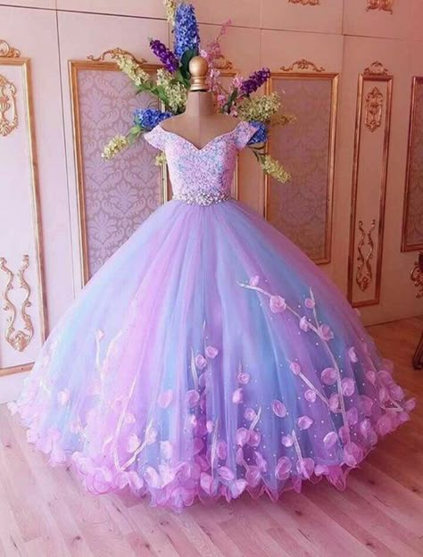 17 Hermosos vestidos de XV años para ser la princesa de la noche | recreoviral Princess Quinceanera Dress, Ball Gown Prom Dresses, Gown Prom Dresses, Beautiful Ball Gowns, Princess Prom Dresses, Blue Ball Gowns, Lace Ball Gowns, Quinceanera Dress, Ball Gowns Evening