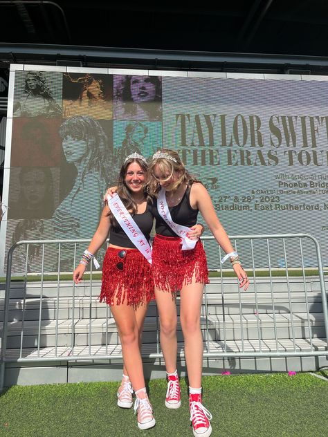 Taylor Swift Duo Concert Outfit, Taylor Swift Duo Outfits Concert, Two People Eras Tour Outfits, Best Friend Taylor Swift Concert Outfit, Eras Tour Outfits For 3 People, Taylor Swift Concert Outfit Matching, Taylor Swift Concert Outfit Duo, Matching Taylor Swift Concert Outfits, Matching Eras Tour Outfits For 2