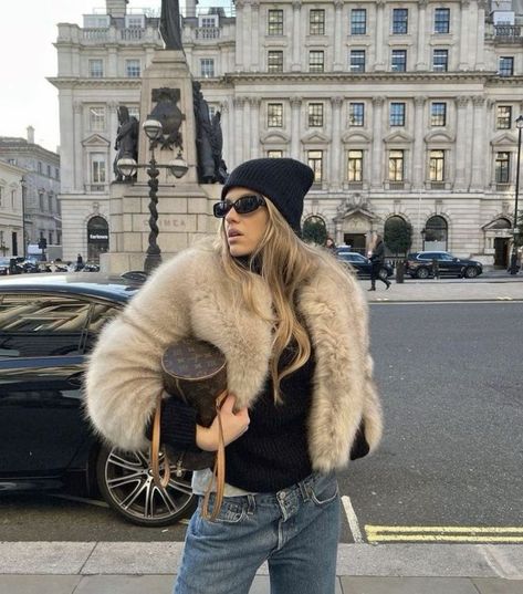 Winter Cozy Outfit, Fur Coat Outfits, Fur Jacket Outfit, Fashion Outfits Winter, Fur Outfit, Fur Coat Outfit, Outfits Cold, Instagram London, Winter Outfits Cold