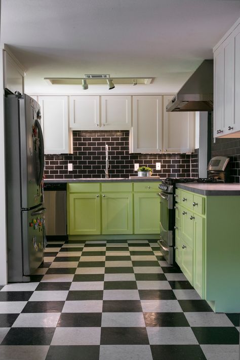 Checkerboard Floor Kitchen, Checkered Tile Floor, Wall Interior Design Ideas, Checkered Floor Kitchen, Black And White Checkered Floor, White Kitchen Floor, Checkered Floor, Transitional Kitchen Design, Black White Kitchen