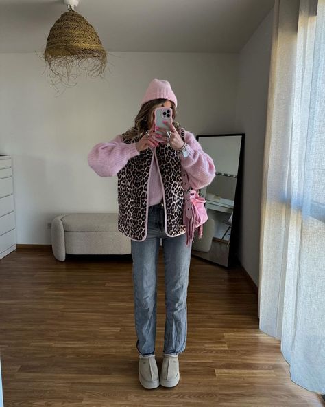 Sarah Teyssier (@sarahtey_) • Світлини та відео в Instagram Fuzzy Vest Outfit, Personal Color Palette, Sweater Vest Outfit, Modest Skirt, Outfit Cool, Slay Queen, Vest Outfit, Modest Fits, Personal Color