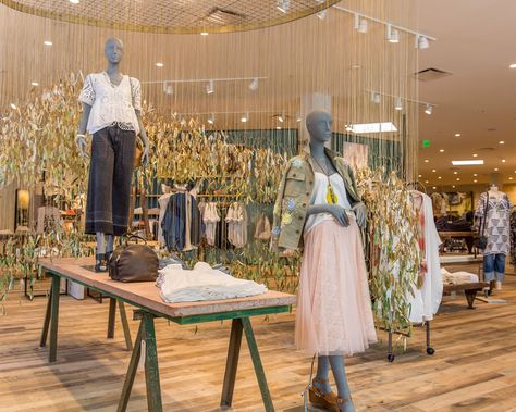 Anthropologie's Upgraded Newport Beach Store Offers Major Home Decor Inspo - Racked LA Anthropologie Store Decor, Anthropology Clothing, Anthropology Store, Anthropologie Window Display, Anthropologie Display, Anthropologie Store, Clothing Store Design, Retail Store Interior, Anthropologie Style