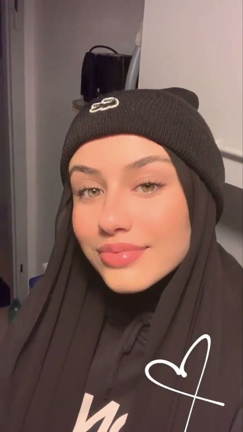 Hijabi With Beanie, Beanie Hijab, Hijab Beanie, Muslim Streetwear, Hijabista Fashion, Stile Hijab, Modern Hijab, Hijab Style Tutorial, Modern Hijab Fashion