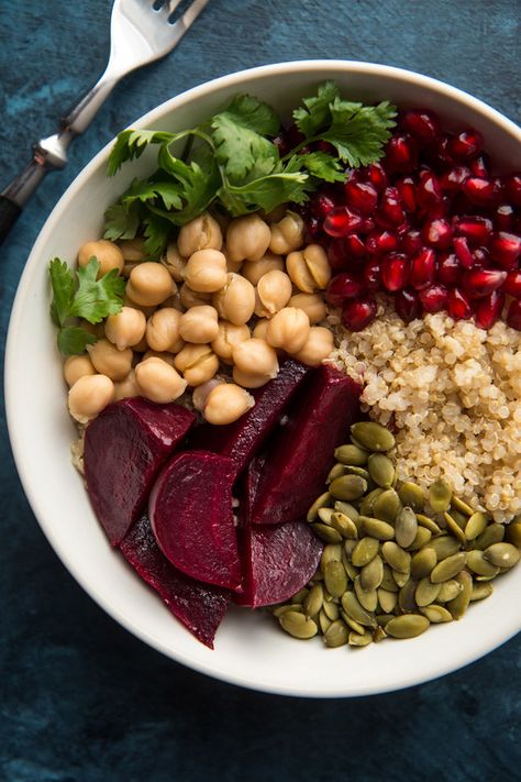 Beet, Quinoa, and Pomegranate Power Bowls - Will Cook For Friends Beet Quinoa, Power Bowl, Resep Salad, Power Bowls, Healthy Bowls, Buddha Bowls, Buddha Bowl, Idee Pasto Sano, Quinoa Recipes