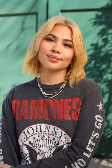 Hayley Kiyoko Wallpaper, Haley Kiyoko, Hailey Kiyoko, Becca Tilley, Hayley Kiyoko, How To Wear A Wig, Loving Relationship, Lesbian Fashion, Jem And The Holograms