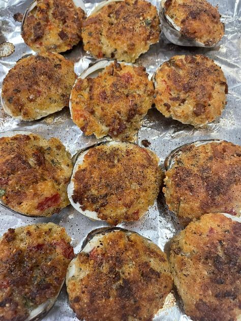 Clams Casino - Easy DIY Recipes Clams Casino Recipe, Littleneck Clams, American Appetizers, Clams Casino, Christmas Food Dinner, Dry White Wine, Diy Recipes, Red Bell Pepper, Bell Pepper