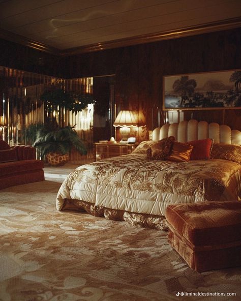 80s Rich House Aesthetic, 70s 80s Home Decor, One Colour Bedroom, 80s Hotel Room, 80s Glam Interior Design, 80 House Decor, 70s Mansion Aesthetic, 80s Mansion Aesthetic, 80s Luxury Bedroom