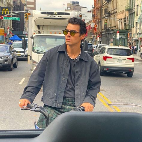 Joe Jonas Style, Biking In The City, Jonas Brother, Cosy Outfit, Band Of Brothers, Joe Jonas, Jonas Brothers, Favorite Celebrities, Boy Outfits