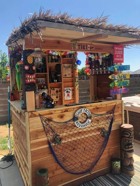 Tiki Bars Diy, Bar En Palette, Outdoor Tiki Bar, Halloween Patio, Diy Outdoor Bar, Bar Mini, Bar Shed, Outside Bars, Tiki Bar Decor