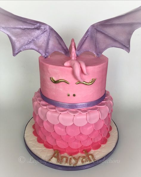 Pink and purple dragon made by Rachel with Legally Sweet Treats . . . Wings are made from rice paper that has been airbrushed. Dragon Cupcakes, Dragon Themed Birthday Party, Dragon Birthday Cakes, Walker Bryant, Camo Wedding Cakes, Dragon Cakes, Dragon Hunters, Dragon Birthday Parties, Dragon Cookies