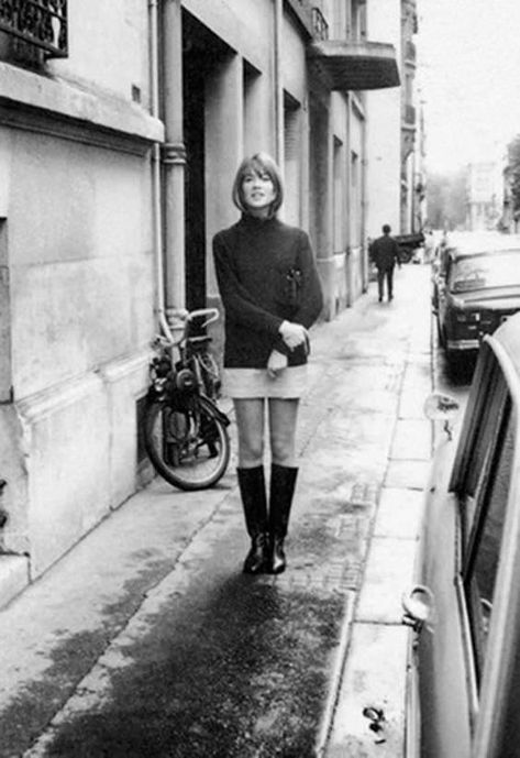 Francoise Hardy Style, Tilda Lindstam, Beatnik Style, French New Wave, Lois Jeans, Charlotte Rampling, 60s 70s Fashion, Francoise Hardy, Walking Down The Street