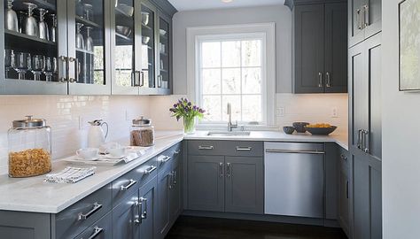 Chic gray kitchens to love: http://www.stylemepretty.com/collection/2748/ Small U Shaped Kitchen, Model Dapur, Grey Kitchen Designs, Gray And White Kitchen, Kabinet Dapur, Decor Ikea, Gray Cabinets, U Shaped Kitchen, Gray Kitchen