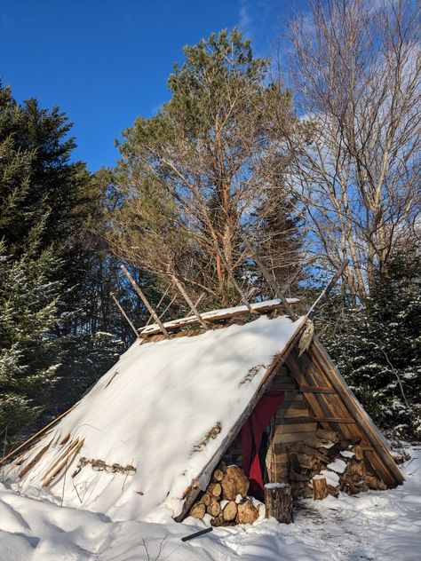 Bushcraft Cabin, Winter Bushcraft, Shelters In The Woods, Survival Skills Emergency Preparedness, Bushcraft Shelter, Off Grid Survival, Viking House, Camping Shelters, Log Cabin Rustic