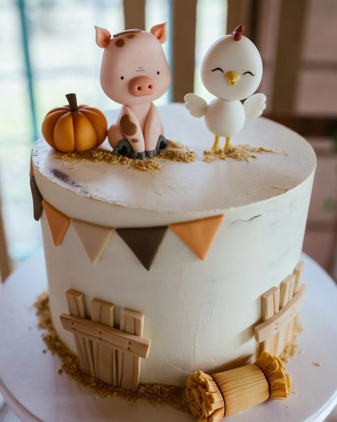 Cake With Farm Animals, Animal Farm Cake Ideas, Farm Animals Cake Ideas, Chicken Smash Cake, Simple Farm Birthday Cake, Birthday Cake Farm Theme, Farm Animal Cakes For Kids, Birthday Cake Farm Animals, Farm Baby Shower Cake