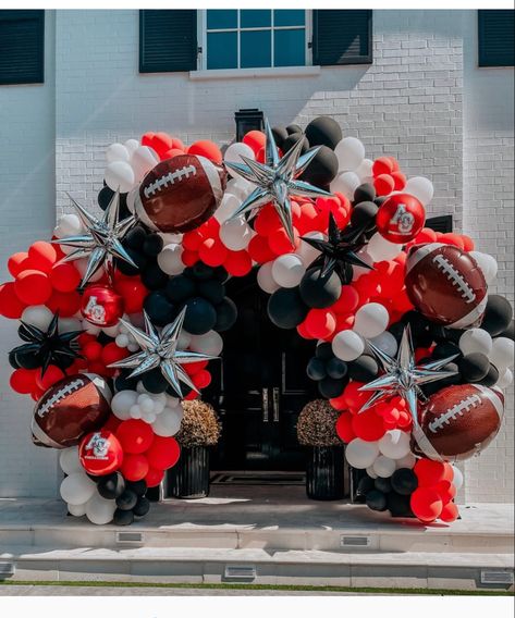 Football Balloon Garland, Football Party Balloons, Super Bowl Day, Party Balloon Arch, Sundays Are For Football, Gameday Party, Football Balloons, Ga Bulldogs, Football Theme Party