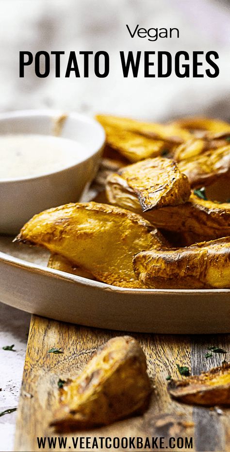 Potato Wedges Crispy, Oven Baked Potato Wedges, Country Potatoes, Baked Potato Wedges Recipe, Oven Baked Potato, Starch Solution Recipes, Vegan Potato Recipes, Baked Potato Wedges, Vegan Oil Free