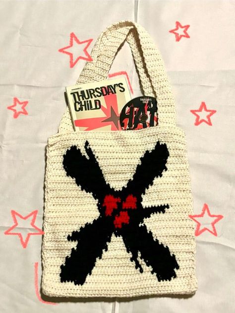 TXT Thursday's Child Crochet Tote Bag #crochetbag #crochetbagideas #crochetclutch #crochetbeachbag #crochettotebag #crochethandbags #cutecrochetbags Txt Crochet Bag, Txt Crochet, Kpop Crochet Pattern, Kpop Crochet, Txt Album, Crochet Design Pattern, Crochet Clutch, Crochet Handbags Patterns, Bags Handmade