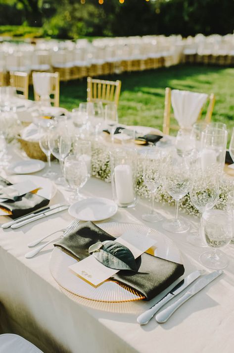 Ahhhh babys breath has done it again! This ultra elegant wedding at Chateau St Jean Winery is litterally filled with this pretty detail! Gypsophila is making a stylish comeback, and this wedding is showing us how. | L'Relyea Events featured on Ruffled Timeless Wedding Decor, White Weddings Reception, Modern Centerpieces, White Wedding Theme, Modern Wedding Decor, All White Wedding, Minneapolis Wedding, Wedding Event Design, Wedding Tablescapes