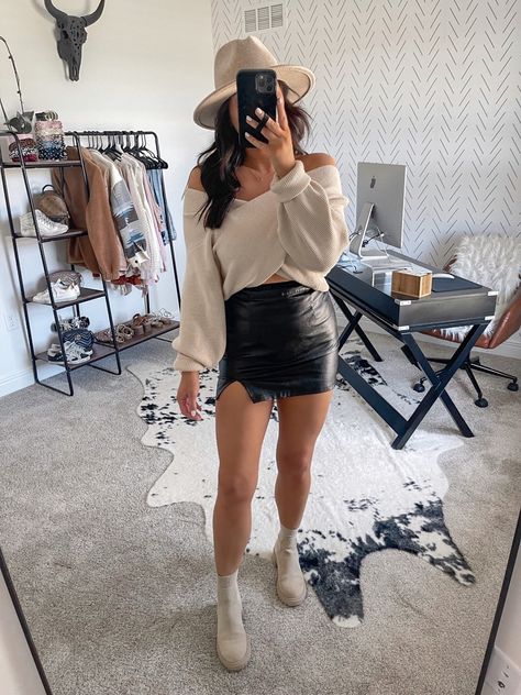 Cute Going Outfits, Night Out Outfit Nashville, Leather Skirt And Crop Top Outfit, Dressy Dinner Outfit Winter, Leather Skirt Outfit Concert, Winter Date Night Dress, Dressy Fall Outfits 2023, Fall Leather Mini Skirt For Going Out, White Mini Skirt For Fall Night Out