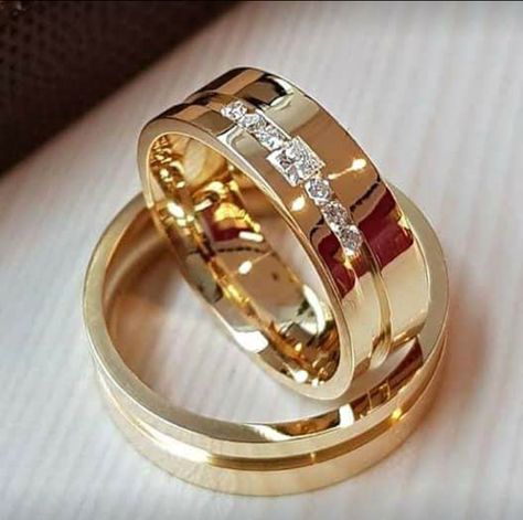 Wedding Couple Rings Gold Design, Unique Couple Rings Wedding Gold, Couple Wedding Rings Unique, Expensive Diamond Rings, Mens Wedding Rings Gold, Couple Ring Design, Engagement Rings Couple, Cool Wedding Rings, Classic Wedding Rings