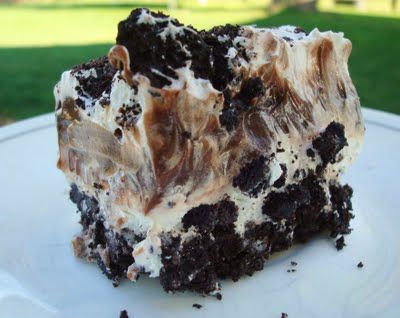 This no bake dessert...oreos, cream cheese, powdered sugar, chocolate pudding, and cool whip...all layered into yummy deliciousness! Chocolate Pudding And Cool Whip, Oreo Layer Dessert, Pudding And Cool Whip, Refrigerator Cake, Oreo Desserts, Torte Cupcake, Layered Desserts, Bake Dessert, Oreo Dessert