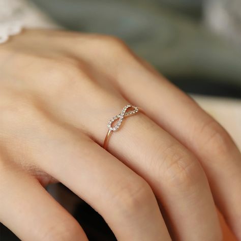 ❤DESCRIPTION This delicate and timeless moissanite jewelry is the perfect symbol of your love. The dainty style makes it perfect for everyday wear and easy to stack with other jewelry. ❤METAL SETTING Available in 9k/10k/14k/18k/platinum/S925 ❤STONE SETTING Stone Type: Moissanite Color: D-E Clarity: VVS Cut: Excellent ❤PRODUCTION TIME Producing time is 7-14 business days, and delivery time is 8-16 business days. 【For an additional $50 can upgrade to expedited service. 5-7 business days for produc Gold Ring Indian, Simple Ring Design, Indian Engagement Ring, Wedding Ring Simple, Indian Wedding Rings, Minimalist Wedding Ring, Everyday Jewelry Gold, Gold Infinity Ring, Simple Diamond Ring