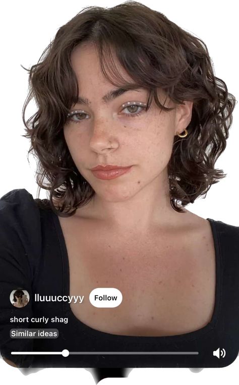 Wavy Jaw Length Hair, Wavy Shag Haircut Short Round Face, Short Curly Bob With Curtain Bangs, Short Wavy Hair With Curtain Bangs And Layers, Short Curly Hair With Face Framing, Wavy Bob Haircuts With Bangs, 2b Hairstyles Short, Short Hair Cuts For Women With Wavy Hair, Short Haircuts For Round Faces Wavy Hair