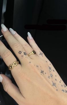 Sparkles Hand Tattoo, Y2k Tattoo Ideas Hand, Star Tattoos Hand, Tattoos For Women Stars, Hand Sparkle Tattoo, Pretty Hand Tattoos For Women, Star Finger Tattoo, Cool Hand Tattoos, Tattoo Main