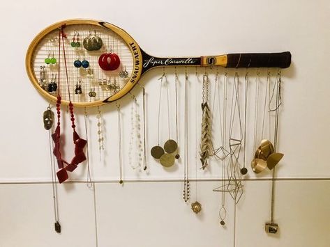 Diy Flea Market Crafts, Tennis Racket Jewelry, Dorm Room Diy Decor, Old Tennis Rackets Ideas, Old Tennis Racket Decor, Vintage Tennis Racket Decor, Closet Door Decor, Tennis Racket Decor, Jewelry Organizer Aesthetic