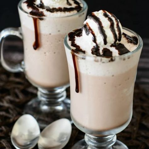 Baileys Frozen, Baileys Cocktail, Giggle Juice, Frozen Hot Chocolate Recipe, Pour Decisions, Yummy Cocktails, Baileys Recipes, Football Ideas, Coffee Jelly