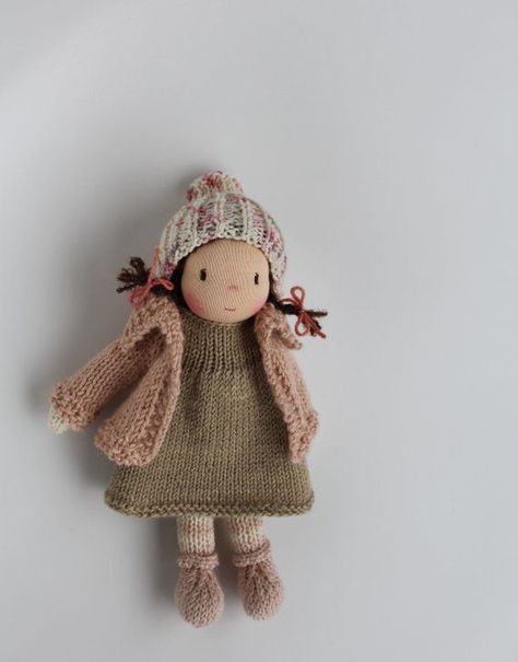 Faye Is A Small Knitted Waldorf Inspired Doll Made In The Netherlands Waldorf Doll Tutorial, Knit Doll, Knitted Doll Patterns, Waldorf Doll, Waldorf Inspired, Waldorf Dolls, Doll Tutorial, Cloth Dolls, Knitted Dolls