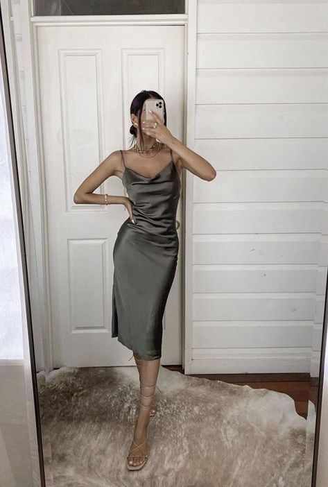 Soft Feminine Outfits, Lee Yeon, Looks Street Style, Grad Dresses, Khaki Dress, Feminine Outfit, Dresses To Wear To A Wedding, Outfit Casual, Classy Dress