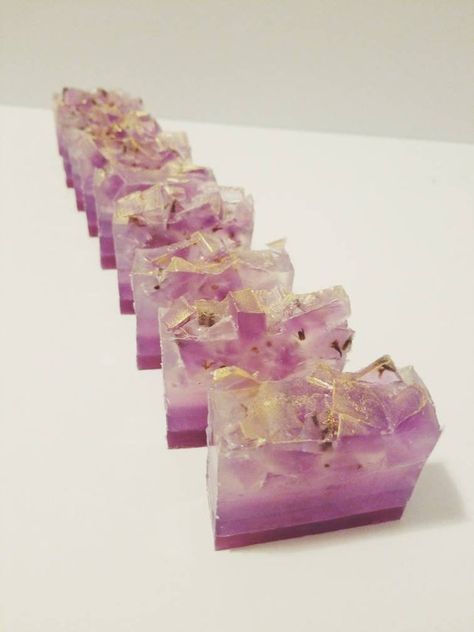 Homemade Soap Bars, Diy Soap Bars, Easy Soap Recipes, Diy Soap Recipe, Handmade Soap Recipes, Crystal Soap, Lavender Amethyst, Diy Body Care, Homemade Soap Recipes