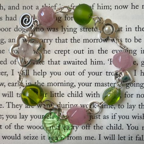 Pink Green Cottagecore, Pink And Green Bead Bracelet, Cute Green Bracelet, Pink And Green Beaded Necklace, Pink And Green Beaded Bracelets, Green And Pink Bracelet, Green And Pink Jewellery, Pink Green Brown Aesthetic, Green Bracelet Aesthetic